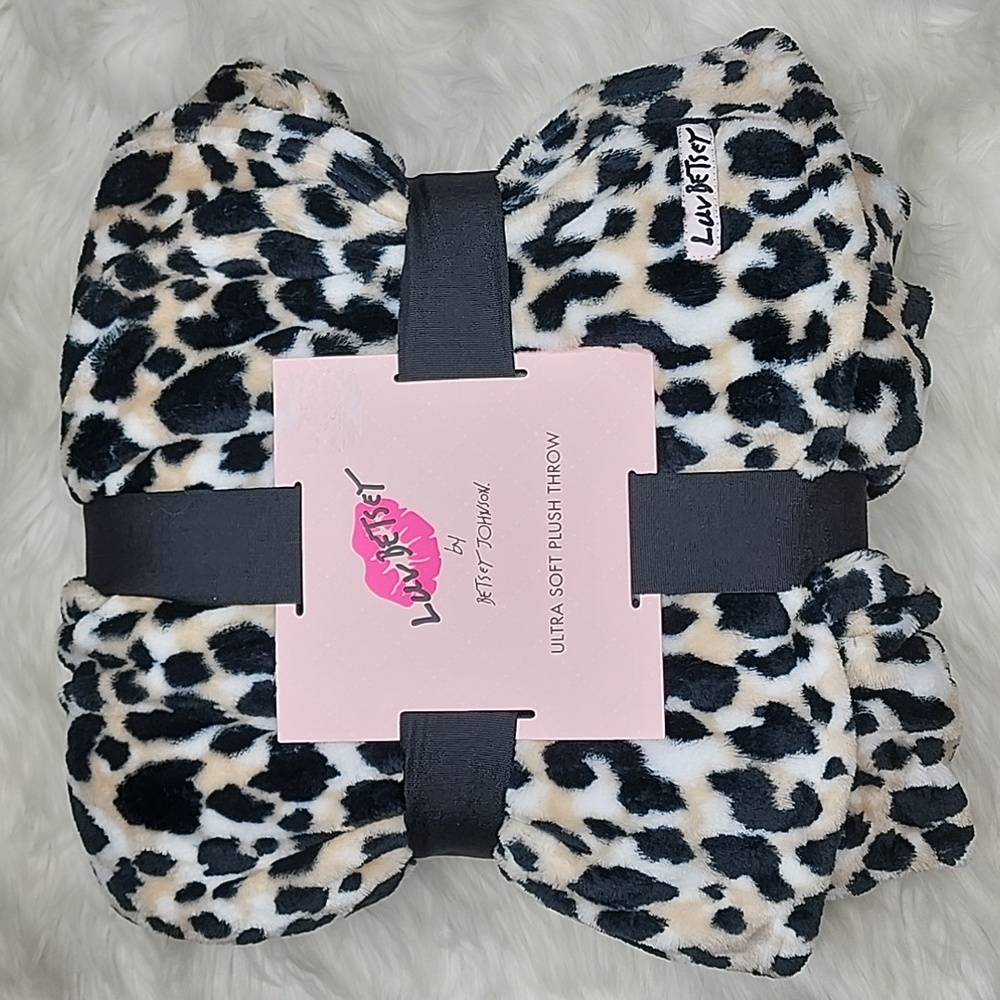 Luv Betsey by Betsey Johnson Cheetah Print Ultra Soft Plush Throw Blanket New